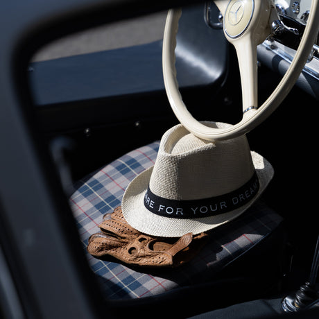 Panama-Hut trifft Passion – stilvoller Sonnenschutz für Enthusiasten